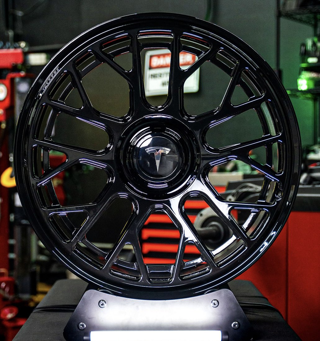 In the shop — Gloss black