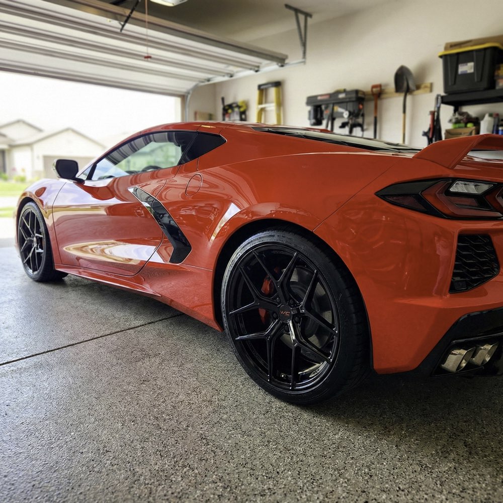 Corvette C8 Stingray — Gloss black