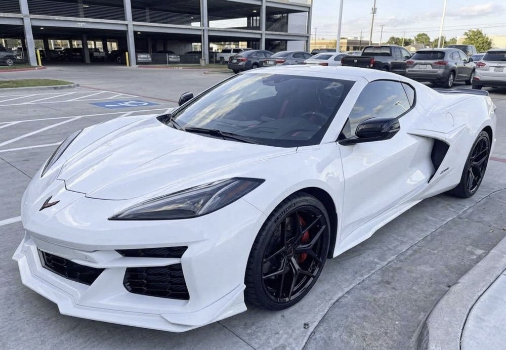Corvette C8 Z06 — Gloss black
