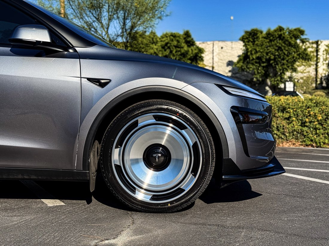Tesla Model Y — WCL1 · Gloss black machined